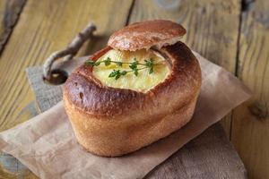 Camembert-Brotschüssel auf dem hölzernen Hintergrund foto