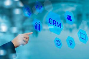 crm kundenbeziehungsmanagement-automatisierungssystem software.business-technologie auf virtuellem bildschirmkonzept. foto