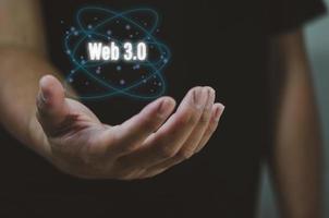 Geschäftsmann wählt Web 3.0 auf virtuellem Bildschirm aus. foto