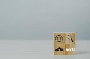 Holzwürfel mit Web 3.0-Symbol auf Hintergrund und Kopierraum. Geschäftskonzepte. foto