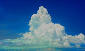 hellblauer himmel mit einigen wolkenoberfläche abstrakter fluss donner weiße wolken im blauen himmel. foto