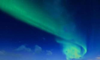 bunter aurora-himmel mit einigen wolkenoberfläche abstrakter fluss donnerwolken im himmel auf dunkelblauem himmel. foto