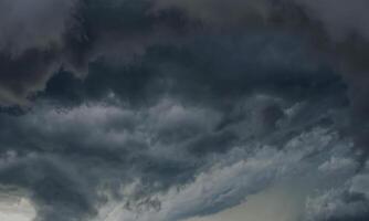 dunkelgrauer himmel mit einigen wolkenoberfläche abstrakter fluss donnergraue wolken am himmel. foto