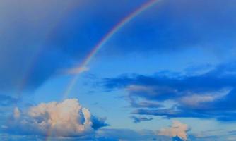 Regenbogen Himmel mit einigen weißen Wolken Oberfläche abstrakt fließen Donnerwolken in den hellblauen Himmel. foto