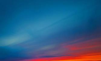 hellorange Sonnenuntergang Himmel mit einigen Wolken Oberfläche abstrakte Strömung Gewitterwolken am Himmel bei Sonnenuntergang. foto