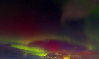 bunter aurora-himmel mit einigen wolkenoberfläche abstrakter fluss donnerwolken im himmel auf dunkelblauem himmel. foto