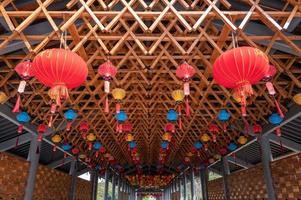 Das Dach ist mit traditionellen chinesischen Festlaternen in verschiedenen Farben und Stilen bedeckt foto