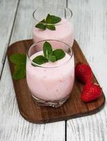 Joghurt mit frischen Erdbeeren foto