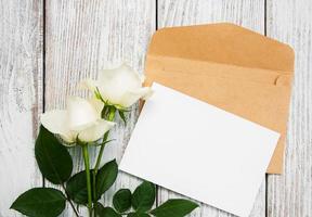 weiße Rosen und Umschlag foto