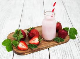 Joghurt mit frischen Erdbeeren foto