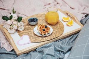 romantisches frühstück im bett foto