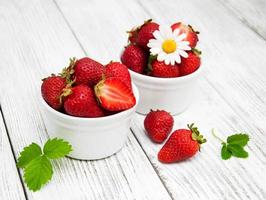 reife Erdbeeren auf Holztisch