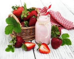 Joghurt mit frischen Erdbeeren foto