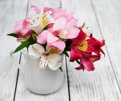 schöner Strauß rosa Alstroemeria foto