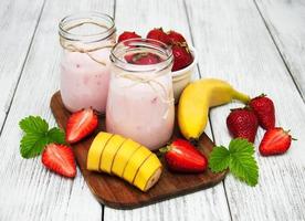 Joghurt mit frischen Erdbeeren und Banane foto