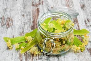 Glas mit Lindenblüten foto