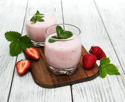 Joghurt mit frischen Erdbeeren foto