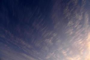 schöner rosafarbener blauer Abendsonnenuntergang mit Wolken foto