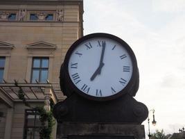 Alte Uhr in Berlin foto