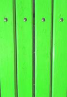 Bretter mit grüner Farbe Holzzaun mit Metallnieten, Wand, vertikaler Hintergrund foto