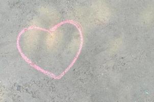 Rosa Herz mit Kreide auf den Asphalt gezeichnet. Liebeserklärung. bannerplatz für text, valentinstag, kinderkreativitätskopierraum, sommer foto