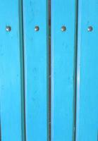 Bretter mit blauer Farbe Holzzaun mit Metallnieten, Wand, vertikaler Hintergrund foto