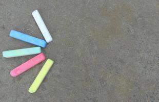 bunte Buntstifte liegen auf dem Asphalt. lustiges Sommerspiel. kinderzeichnung, kreativität, banner, platz für text, kopierraum foto