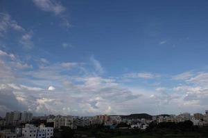 sommer blauer himmel wolkensteigung hellweißer hintergrund. schönheit klar bewölkt in sonnenschein ruhig hell winterluft hintergrund. düstere lebendige cyanfarbene landschaft in der umgebung tag horizont skyline blick frühlingswind foto