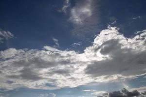 sommer blauer himmel wolkensteigung hellweißer hintergrund. schönheit klar bewölkt in sonnenschein ruhig hell winterluft hintergrund. düstere lebendige cyanfarbene landschaft in der umgebung tag horizont skyline blick frühlingswind foto