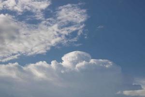 sommer blauer himmel wolkensteigung hellweißer hintergrund. schönheit klar bewölkt in sonnenschein ruhig hell winterluft hintergrund. düstere lebendige cyanfarbene landschaft in der umgebung tag horizont skyline blick frühlingswind foto