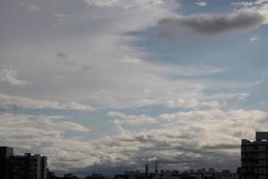 sommer blauer himmel wolkensteigung hellweißer hintergrund. schönheit klar bewölkt in sonnenschein ruhig hell winterluft hintergrund. düstere lebendige cyanfarbene landschaft in der umgebung tag horizont skyline blick frühlingswind foto