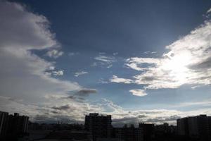 sommer blauer himmel wolkensteigung hellweißer hintergrund. schönheit klar bewölkt in sonnenschein ruhig hell winterluft hintergrund. düstere lebendige cyanfarbene landschaft in der umgebung tag horizont skyline blick frühlingswind foto