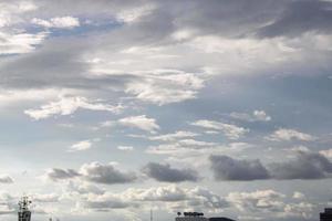 sommer blauer himmel wolkensteigung hellweißer hintergrund. schönheit klar bewölkt in sonnenschein ruhig hell winterluft hintergrund. düstere lebendige cyanfarbene landschaft in der umgebung tag horizont skyline blick frühlingswind foto