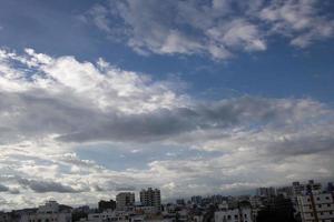 sommer blauer himmel wolkensteigung hellweißer hintergrund. schönheit klar bewölkt in sonnenschein ruhig hell winterluft hintergrund. düstere lebendige cyanfarbene landschaft in der umgebung tag horizont skyline blick frühlingswind foto