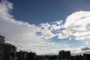 sommer blauer himmel wolkensteigung hellweißer hintergrund. schönheit klar bewölkt in sonnenschein ruhig hell winterluft hintergrund. düstere lebendige cyanfarbene landschaft in der umgebung tag horizont skyline blick frühlingswind foto