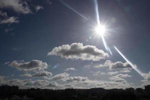 sommer blauer himmel wolkensteigung hellweißer hintergrund. schönheit klar bewölkt in sonnenschein ruhig hell winterluft hintergrund. düstere lebendige cyanfarbene landschaft in der umgebung tag horizont skyline blick frühlingswind foto