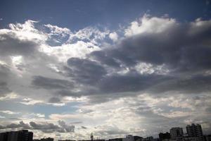 Luftwolken am blauen Himmel. foto