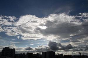 sommer blauer himmel wolkensteigung hellweißer hintergrund. schönheit klar bewölkt in sonnenschein ruhig hell winterluft hintergrund. düstere lebendige cyanfarbene landschaft in der umgebung tag horizont skyline blick frühlingswind foto