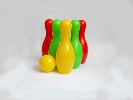 bunte plastikkegel aus spielzeugbowling isoliert foto