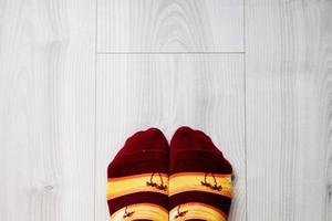 Socken auf Holzboden foto