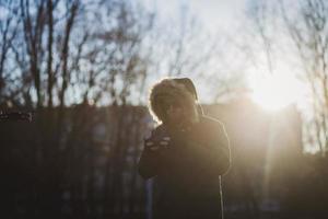 Mann mit Sonnenbrille mit Drohne foto