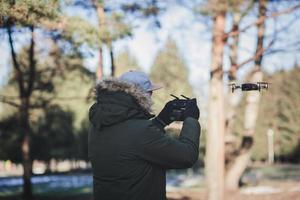 Pilot steuert die Drohne foto