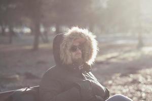 schöner Mann mit Sonnenbrille foto