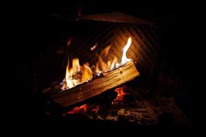Hintergrund warmes Feuer im Kaminhaus foto