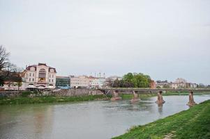 blick auf die brücke am fluss uzh in der stadt uzhgorod, transkarpatien, ukraine europa foto