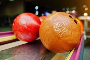 zwei farbige Bowlingkugeln mit den Nummern 13 und 12 foto