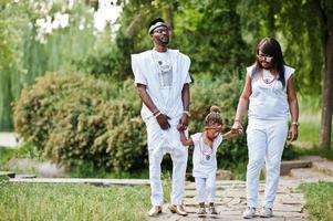 Afroamerikanische reiche Familie in weißer nigerianischer Nationalkleidung foto