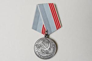 Sowjetische Medaille für Arbeitsveteranen auf weißem Hintergrund foto