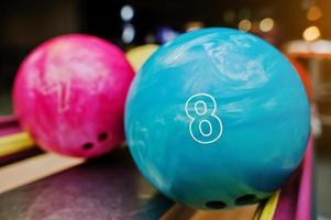 Zwei farbige Bowlingkugeln mit den Nummern 8 und 7. Kinderkugel zum Bowling foto