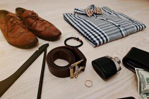 Herren-Casual-Outfits mit Accessoires auf hellem Holzhintergrund foto